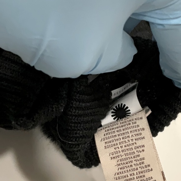 ❄️ UGG Faux Fur Mittens – NWT - Luxuriously Cozy & Stylish – OS/Black 🖤 - Picture 4 of 9